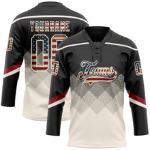 Laden Sie das Bild in den Galerie-Viewer, Uksn Individuelles Schwarz Vintage USA-Flagge Creme-Karmesinrot 3D-Muster verlaufende Quadratformen Eishockey-Trikot mit Schnürkragen