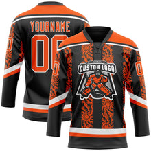 Laden Sie das Bild in den Galerie-Viewer, Uksn Individuelles Schwarz Orange-Weiß 3D-Muster abstrakte Formen Eishockey-Trikot mit Schnürkragen