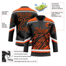 Laden Sie das Bild in den Galerie-Viewer, Uksn Individuelles Schwarz Orange-Weiß 3D-Splash-Art Eishockey-Trikot mit Schnürkragen