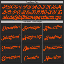 Laden Sie das Bild in den Galerie-Viewer, Uksn Individuelles Schwarz Weiß-Orange Pinselstrich Spritzer Funktions-T-Shirt