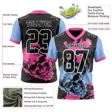 Laden Sie das Bild in den Galerie-Viewer, Uksn Individuelles Schwarz Pink Hellblau-Weiß Authentisches Football Trikot Mit Totenkopf-Farbklecks