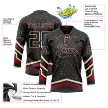 Laden Sie das Bild in den Galerie-Viewer, Uksn Individuelles Schwarz Altgold Creme-Karmesinrot Farbkleckse Streifen Eishockey-Trikot mit Schnürkragen