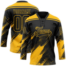 Laden Sie das Bild in den Galerie-Viewer, Uksn Individuelles Schwarz-Gold Diagonale Kratz-Pinselstriche Farbkleckse Eishockey-Trikot mit Schnürkragen
