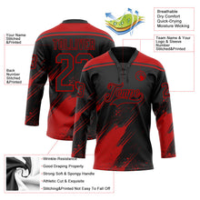 Laden Sie das Bild in den Galerie-Viewer, Uksn Individuelles Schwarz-Rot Diagonale Kratz-Pinselstriche Farbkleckse Eishockey-Trikot mit Schnürkragen