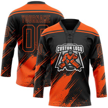 Laden Sie das Bild in den Galerie-Viewer, Uksn Individuelles Schwarz-Orange Diagonale Kratz-Pinselstriche Farbkleckse Eishockey-Trikot mit Schnürkragen