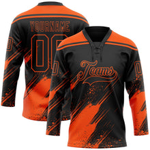 Laden Sie das Bild in den Galerie-Viewer, Uksn Individuelles Schwarz-Orange Diagonale Kratz-Pinselstriche Farbkleckse Eishockey-Trikot mit Schnürkragen
