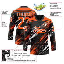 Laden Sie das Bild in den Galerie-Viewer, Uksn Individuelles Schwarz Orange-Weiß Diagonale Kratz-Pinselstriche Eishockey-Trikot mit Schnürkragen