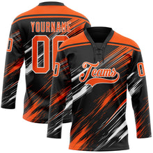 Laden Sie das Bild in den Galerie-Viewer, Uksn Individuelles Schwarz Orange-Weiß Diagonale Kratz-Pinselstriche Eishockey-Trikot mit Schnürkragen