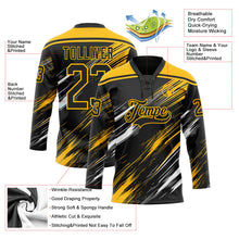 Laden Sie das Bild in den Galerie-Viewer, Uksn Individuelles Schwarz Gold-Weiß Diagonale Kratz-Pinselstriche Eishockey-Trikot mit Schnürkragen