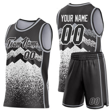Laden Sie das Bild in den Galerie-Viewer, Uksn Individuelles Schwarz Weiß-Grau Bergspitzen-Splitter Seitenstreifen Rundhals Sublimation Basketball-Set Trikot