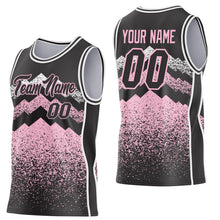 Laden Sie das Bild in den Galerie-Viewer, Uksn Individuelles Schwarz Hellrosa-Weiß Bergspitzen-Splitter Seitenstreifen Rundhals Sublimation Basketball-Set Trikot