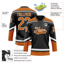 Laden Sie das Bild in den Galerie-Viewer, Uksn Individuelles Schwarz Texas-Orange-Weiß Eishockey-Trikot mit Schnürkragen