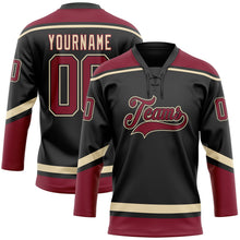 Laden Sie das Bild in den Galerie-Viewer, Uksn Individuelles Schwarz Karmesinrot-City-Creme Eishockey-Trikot mit Schnürkragen