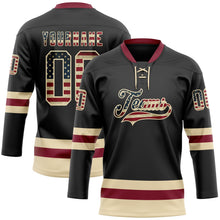 Laden Sie das Bild in den Galerie-Viewer, Uksn Individuelles Schwarz Vintage USA-Flagge Creme-Karmesinrot Eishockey-Trikot mit Schnürkragen