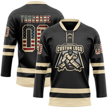 Laden Sie das Bild in den Galerie-Viewer, Uksn Individuelles Schwarz Vintage USA-Flagge-Creme Eishockey-Trikot mit Schnürkragen