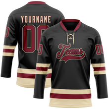 Laden Sie das Bild in den Galerie-Viewer, Uksn Individuelles Schwarz Karmesinrot-Creme Eishockey-Trikot mit Schnürkragen