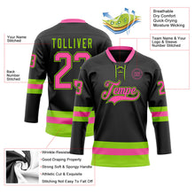 Laden Sie das Bild in den Galerie-Viewer, Uksn Individuelles Schwarz Pink-Neongrün Eishockey-Trikot mit Schnürkragen