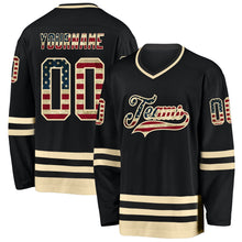 Laden Sie das Bild in den Galerie-Viewer, Uksn Individuelles Schwarz Vintage USA-Flagge-Creme Eishockey-Trikot