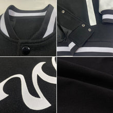 Laden Sie das Bild in den Galerie-Viewer, Uksn Individuelles Bomberjacke in Schwarz-Weiß mit Druckknopfleiste, Zweifarben-Design und Varsity-Letterman-Stil