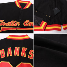 Laden Sie das Bild in den Galerie-Viewer, Uksn Individuelles Bomberjacke in Schwarz-Rot-Gold mit Druckknopfleiste und Varsity-Letterman-Stil