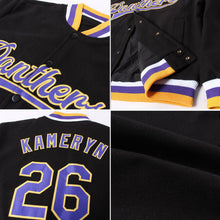 Laden Sie das Bild in den Galerie-Viewer, Uksn Individuelles Bomberjacke in Schwarz-Violett-Gold mit Druckknopfleiste und Varsity-Letterman-Stil