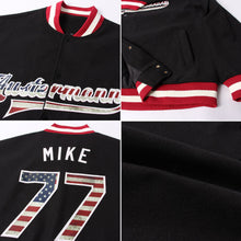 Laden Sie das Bild in den Galerie-Viewer, Uksn Individuelles Bomberjacke in Schwarz-Creme mit Vintage-USA-Flagge, Druckknopfleiste und Varsity-Letterman-Stil