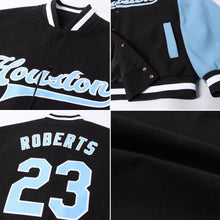 Laden Sie das Bild in den Galerie-Viewer, Uksn Individuelles Bomberjacke in Schwarz-Hellblau-Weiß mit Druckknopfleiste, Zweifarben-Design und Varsity-Letterman-Stil