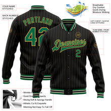 Laden Sie das Bild in den Galerie-Viewer, Uksn Individuelles Bomberjacke in Schwarz mit altgoldfarbenen Nadelstreifen in Kelly-Grün-Creme, Druckknopfleiste und Varsity-Letterman-Stil