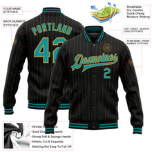 Laden Sie das Bild in den Galerie-Viewer, Uksn Individuelles Bomberjacke in Schwarz mit altgoldfarbenen Nadelstreifen in Petrol, Druckknopfleiste und Varsity-Letterman-Stil