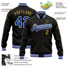 Laden Sie das Bild in den Galerie-Viewer, Uksn Individuelles Bomberjacke in Schwarz mit altgoldfarbenen Nadelstreifen in Royalblau-Weiß, Druckknopfleiste und Varsity-Letterman-Stil