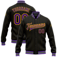 Laden Sie das Bild in den Galerie-Viewer, Uksn Individuelles Bomberjacke in Schwarz mit goldenen Nadelstreifen in Violett-Weiß, Druckknopfleiste und Varsity-Letterman-Stil