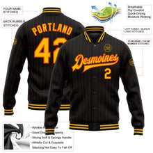 Laden Sie das Bild in den Galerie-Viewer, Uksn Individuelles Bomberjacke in Schwarz mit orangefarbenen Nadelstreifen in Gold, Druckknopfleiste und Varsity-Letterman-Stil
