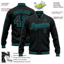 Laden Sie das Bild in den Galerie-Viewer, Uksn Individuelles Bomberjacke in Schwarz mit petrolfarbenen Nadelstreifen in Petrol, Druckknopfleiste und Varsity-Letterman-Stil