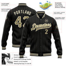 Laden Sie das Bild in den Galerie-Viewer, Uksn Individuelles Bomberjacke in Schwarz mit cremefarbenen Nadelstreifen in Camouflage, Druckknopfleiste und Varsity-Letterman-Stil