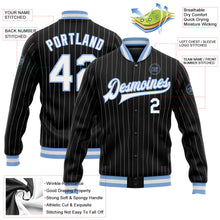 Laden Sie das Bild in den Galerie-Viewer, Uksn Individuelles Bomberjacke in Schwarz mit weißen Nadelstreifen in Hellblau, Druckknopfleiste und Varsity-Letterman-Stil