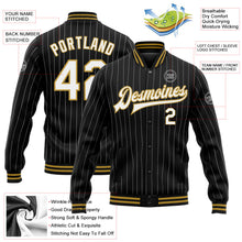Laden Sie das Bild in den Galerie-Viewer, Uksn Individuelles Bomberjacke in Schwarz mit weißen Nadelstreifen in Altgold, Druckknopfleiste und Varsity-Letterman-Stil