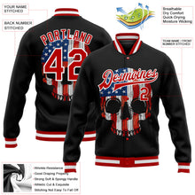 Laden Sie das Bild in den Galerie-Viewer, Uksn Individuelles Bomberjacke in Schwarz-Rot-Weiß mit 3D-Totenkopf mit amerikanischer Flagge, Druckknopfleiste und Varsity-Letterman-Stil