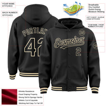 Laden Sie das Bild in den Galerie-Viewer, Uksn Individuelles Bomberjacke in Schwarz-Creme mit Druckknopfleiste, Kapuze und Varsity-Letterman-Stil