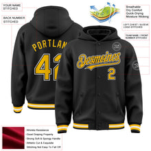 Laden Sie das Bild in den Galerie-Viewer, Uksn Individuelles Bomberjacke in Schwarz-Gold-Weiß mit Druckknopfleiste, Kapuze und Varsity-Letterman-Stil