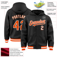Laden Sie das Bild in den Galerie-Viewer, Uksn Individuelles Bomberjacke in Schwarz-Orange-Weiß mit Druckknopfleiste, Kapuze und Varsity-Letterman-Stil