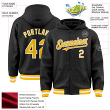 Laden Sie das Bild in den Galerie-Viewer, Uksn Individuelles Bomberjacke in Schwarz-Gold-Weiß mit Druckknopfleiste, Kapuze und Varsity-Letterman-Stil