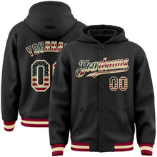 Laden Sie das Bild in den Galerie-Viewer, Uksn Individuelles Bomberjacke in Schwarz-Creme-Kastanienbraun mit Vintage-USA-Flagge, Druckknopfleiste, Kapuze und Varsity-Letterman-Stil