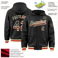 Laden Sie das Bild in den Galerie-Viewer, Uksn Individuelles Bomberjacke in Schwarz-Creme-Rot mit Vintage-USA-Flagge, Druckknopfleiste, Kapuze und Varsity-Letterman-Stil