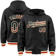 Laden Sie das Bild in den Galerie-Viewer, Uksn Individuelles Bomberjacke in Schwarz-Creme-Rot mit Vintage-USA-Flagge, Druckknopfleiste, Kapuze und Varsity-Letterman-Stil