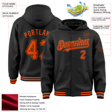 Laden Sie das Bild in den Galerie-Viewer, Uksn Individuelles Bomberjacke in Schwarz-Orange mit Druckknopfleiste, Kapuze und Varsity-Letterman-Stil