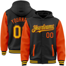 Laden Sie das Bild in den Galerie-Viewer, Uksn Individuelles Bomberjacke in Schwarz-Gold-Orange mit Druckknopfleiste, Kapuze, Zweifarben-Design und Varsity-Letterman-Stil