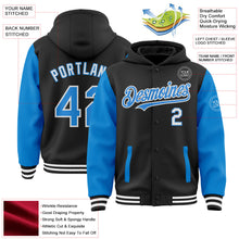 Laden Sie das Bild in den Galerie-Viewer, Uksn Individuelles Bomberjacke in Schwarz-Puderblau-Weiß mit Druckknopfleiste, Kapuze, Zweifarben-Design und Varsity-Letterman-Stil