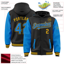 Laden Sie das Bild in den Galerie-Viewer, Uksn Individuelles Bomberjacke in Schwarz-Puderblau-Gold mit Druckknopfleiste, Kapuze, Zweifarben-Design und Varsity-Letterman-Stil
