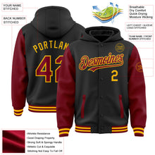Laden Sie das Bild in den Galerie-Viewer, Uksn Individuelles Bomberjacke in Schwarz-Karmesinrot-Gold mit Druckknopfleiste, Kapuze, Zweifarben-Design und Varsity-Letterman-Stil