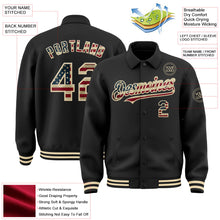 Laden Sie das Bild in den Galerie-Viewer, Uksn Individuelles Bomberjacke in Schwarz-Creme mit Vintage-USA-Flagge, Byron-Stil, Reverskragen, Druckknopfleiste und Varsity-Letterman-Stil